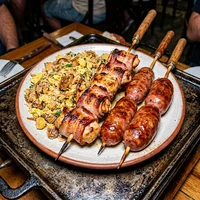Duo saucisses et poulet, Chez Dédé