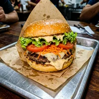 牛油果牛肉堡, 炭房汉堡