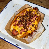 Hot-dog au cheddar et bacon, Friterie Chez Rudy