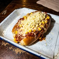 Hot-dog steamé all-dressed, Le Chien Chaud
