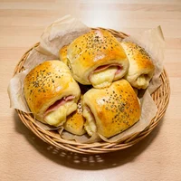 厚切りハムとチーズのロール, 食パンとデニッシュ 絹