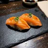 Nigiri saumon formé main (2 pièces), Maison Nori