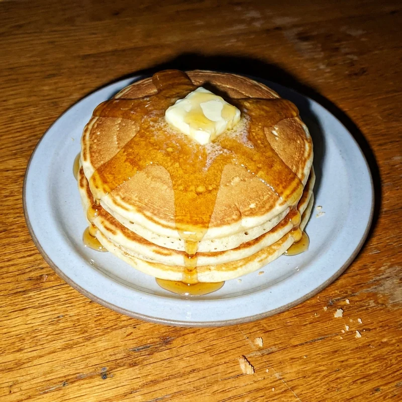 Pila de pancakes con frutos rojos, Domingo Brunch