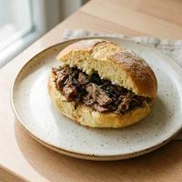Kartoffelbrötchen mit Schweinebraten, Bäckerei Aumüller