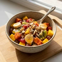 Obstsalat mit Honig und Nüssen, Beerenbude