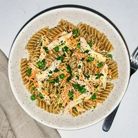 Nudelsalat mit Hähnchen, Blattwerk