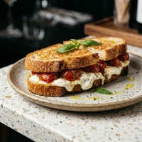 Mozza-tomate-pesto, La Baguette du Fournil