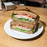 Sandwich complet au thon, Kaï Poke Bar