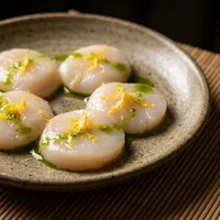Sashimi di capesante allo yuzu (6 fette), Shiro Sushi Lab