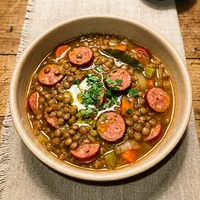 شوربة عدس بالليمون, مرق وخبز