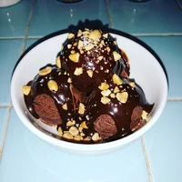 Sundae de chocolate con cacahuate, Heladería La Esquinita