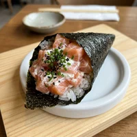 Temaki de salmão, Rolo Quente