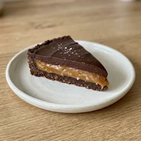 Torta cioccolato e caramello salato (fetta), Cacao & Mandorla