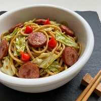 Yakisoba de salchicha y repollo, Izakaya Kamome
